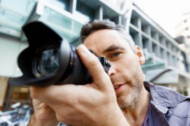 Erkek fotoğrafçı alarak resim