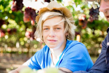 Baba ve oğul bağ içinde