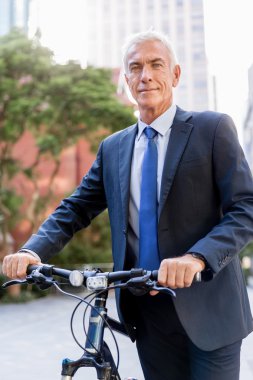 Başarılı bir iş adamı binicilik bisiklet