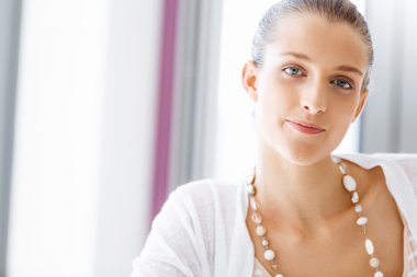 Çekici ofis çalışanı masada oturuyor.