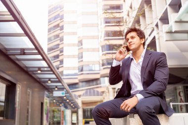 Açık havada kendinden emin bir iş adamının portresi.