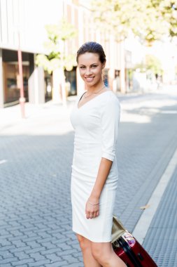 Şehirde yürüyüş çanta çanta çekerek iş kadını