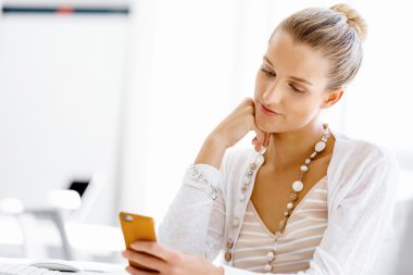 Çekici ofis çalışanı masada oturuyor.