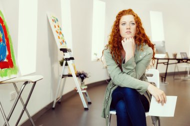 Onun resmi ile genç kadın sanatçı