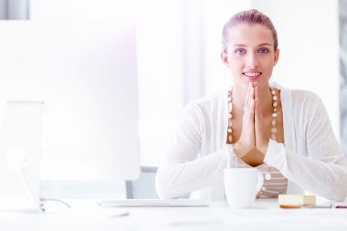 Çekici ofis çalışanı masada oturuyor.