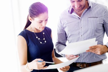 Modern ofisteki iş adamları