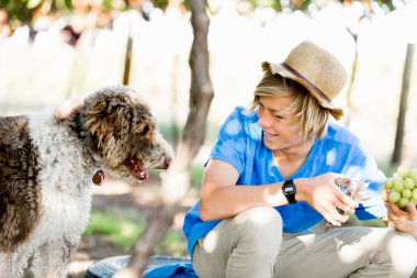 Üzüm bağı çocuk
