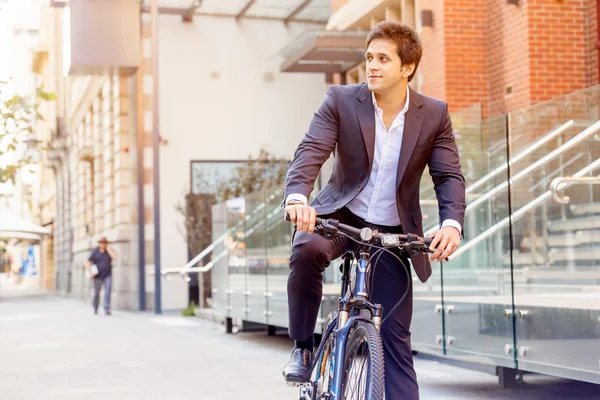 Hombre de negocios exitoso con bicicleta — Foto de Stock