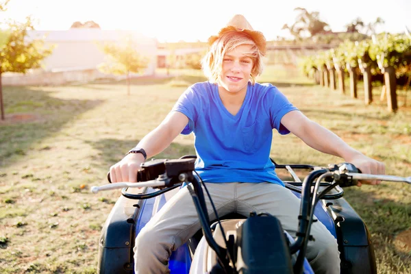 Junge fährt mit Bauernhof-LKW in Weinberg — Stockfoto