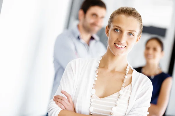 Attrayant travailleur féminin dans le bureau — Photo