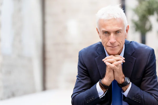 Retrato de empresario confiado al aire libre — Foto de Stock