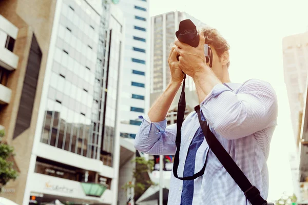 男性カメラマン写真を撮る — ストック写真