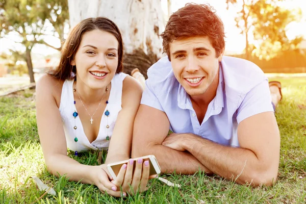 Jovem casal no parque — Fotografia de Stock