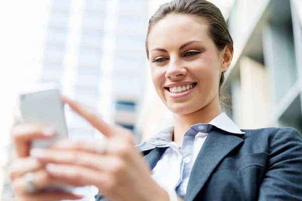 Portrait of business woman smiling outdoor — Stock Photo, Image