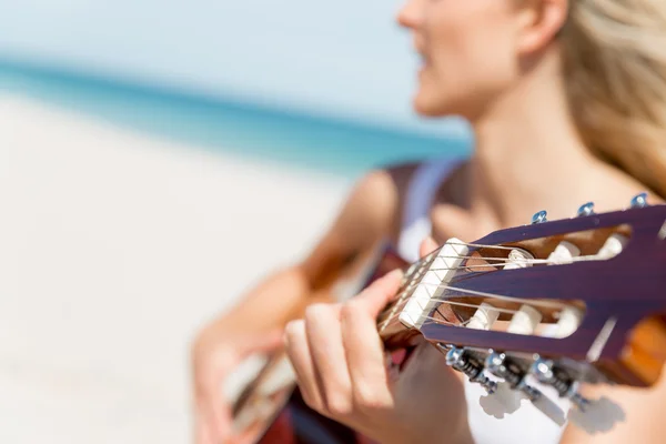 Hermosa joven tocando la guitarra en la playa —  Fotos de Stock