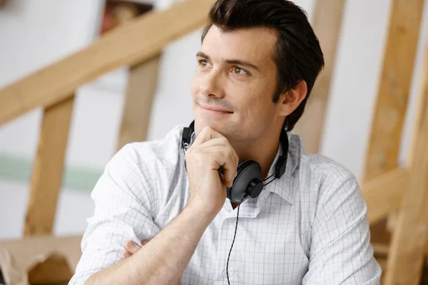 Hombre joven con auriculares — Foto de Stock