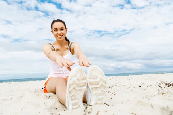 Young woman training on beach outside — Stock Photo, Image