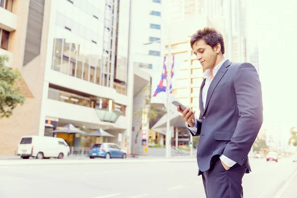 Retrato de empresario confiado al aire libre — Foto de Stock