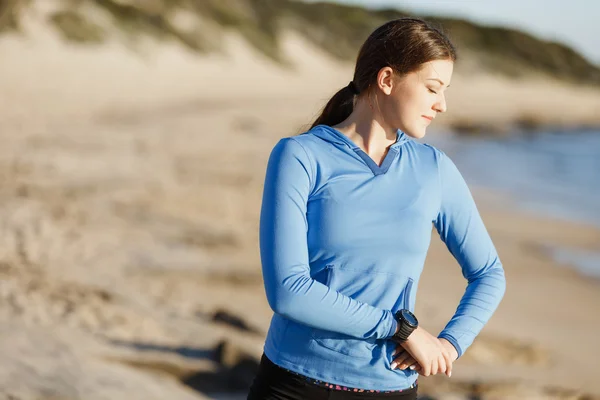 Jong (echt) paar op het strand training samen — Stockfoto