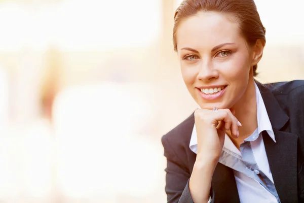 Портрет бізнес-леді посміхається на відкритому повітрі — стокове фото