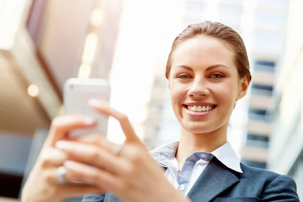 Retrato de mujer de negocios sonriendo al aire libre — Foto de Stock