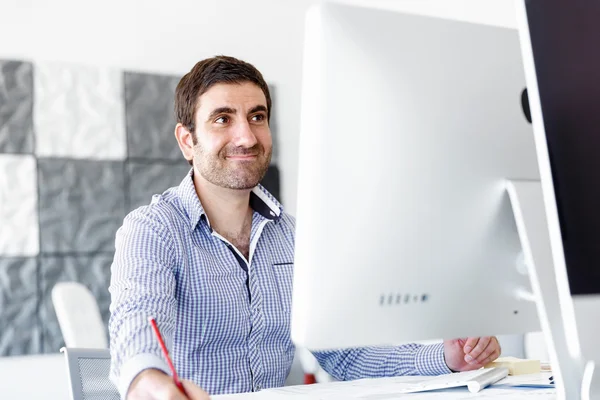 Trabalhador masculino no escritório sentado na mesa — Fotografia de Stock