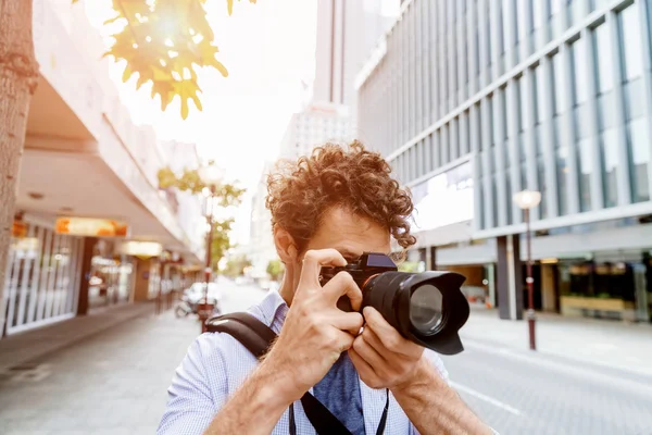 Fotógrafo masculino tomando fotos — Foto de Stock