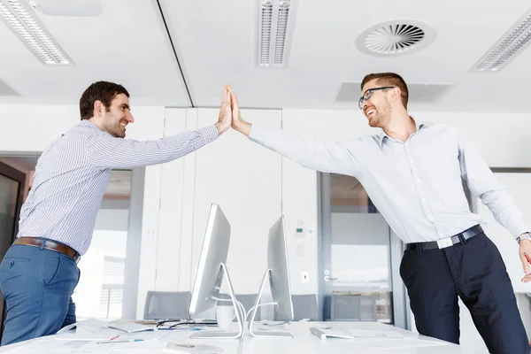 Twee knappe zakenmannen in functie — Stockfoto