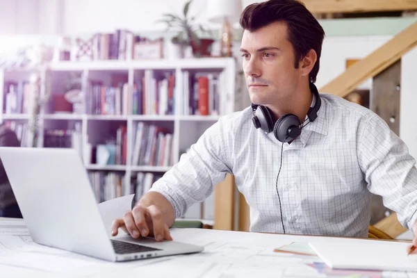 Young businessman in office — Stock Photo, Image