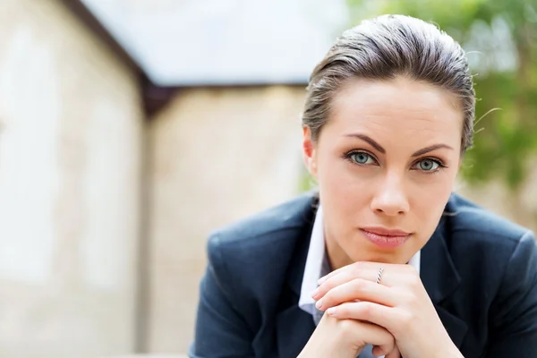 Portrait of business woman smiling outdoor — Stock Photo, Image