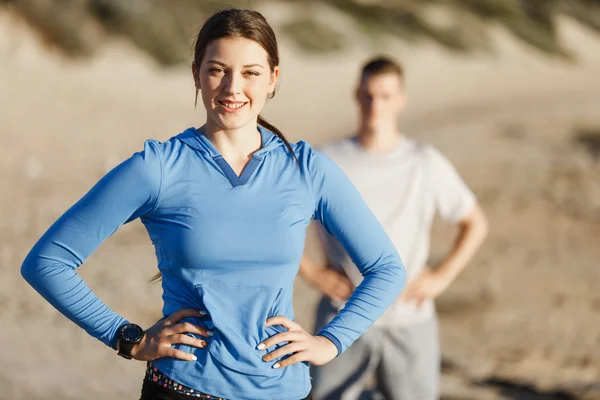 Pareja joven en el entrenamiento de playa juntos — Foto de Stock