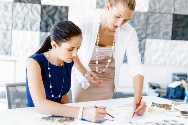 Twee vrouwelijke collega 's in functie — Stockfoto