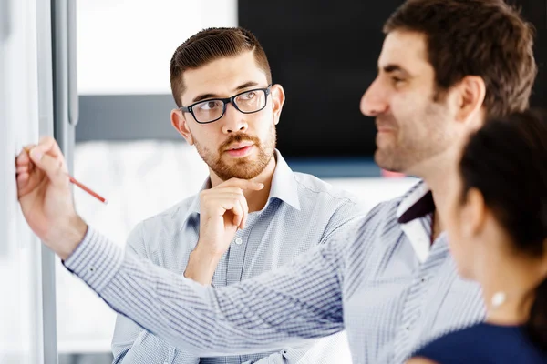 Affärsmän på modernt kontor — Stockfoto