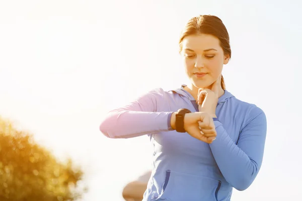 Runner donna con cardiofrequenzimetro in esecuzione sulla spiaggia — Foto Stock