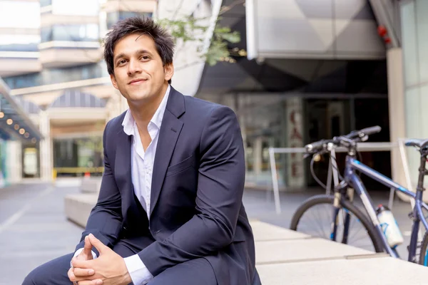 Retrato de empresario confiado al aire libre — Foto de Stock