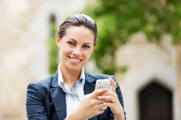 Portrait of business woman smiling outdoor — Stock Photo, Image