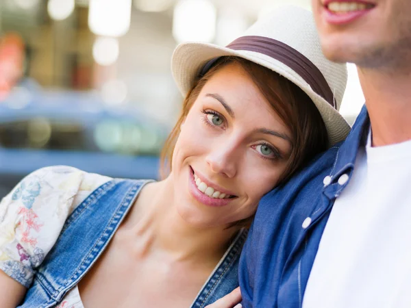 幸せな若いカップルが街を歩き — ストック写真