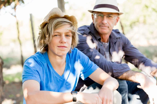 Vader en zoon in de wijngaard — Stockfoto