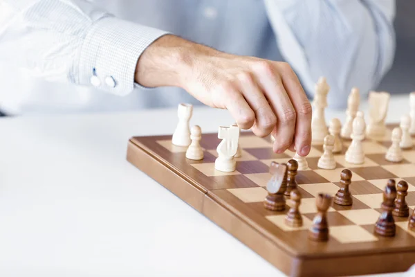 Porträt zweier junger Männer beim Schachspielen — Stockfoto