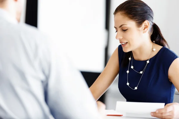 Attrayant employé de bureau assis au bureau — Photo