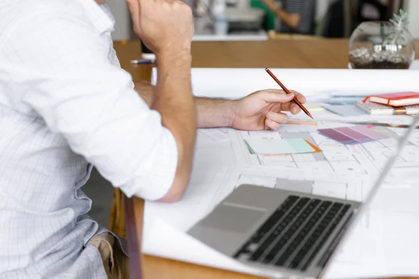 Mannelijke designer werkzaam bij Bureau — Stockfoto