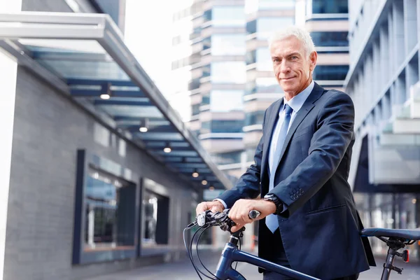 Başarılı bir iş adamı binicilik bisiklet