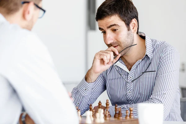 Портрет двух молодых людей, играющих в шахматы — стоковое фото