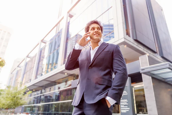 Retrato de empresario confiado al aire libre — Foto de Stock