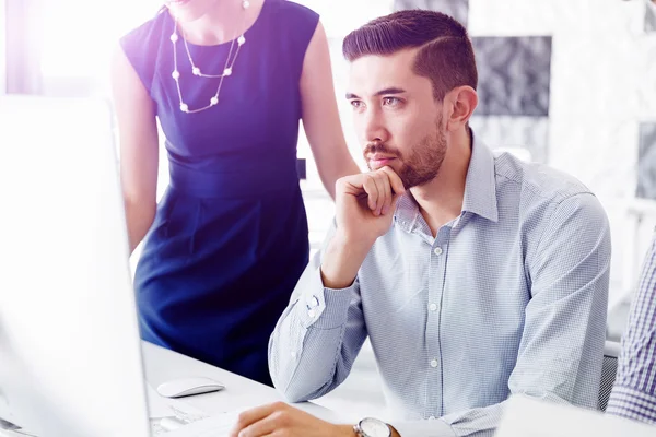 Les gens d'affaires dans le bureau moderne — Photo