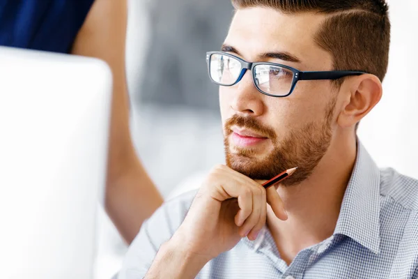 Beau travailleur masculin au bureau — Photo