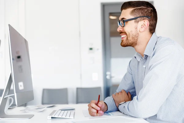 Trabalhador masculino no escritório sentado na mesa — Fotografia de Stock