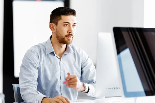 Mannelijke kantoor werknemer zit aan Bureau — Stockfoto