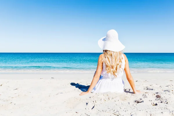 Mujer joven relajándose en la playa — Foto de Stock