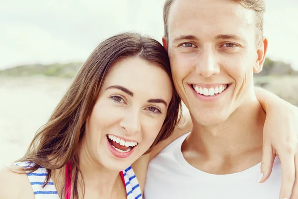 Romantische jonge paar op het strand — Stockfoto